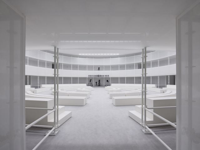 مساحة عرض LOEWE لربيع وصيف 2027 تتمحور حول الطاقة الفريدة