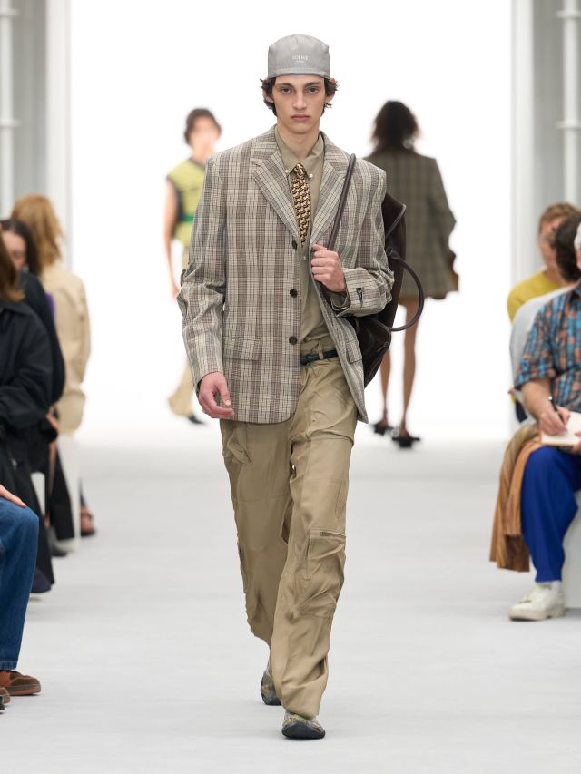 من عرض أزياء LOEWE لربيع وصيف 2027
