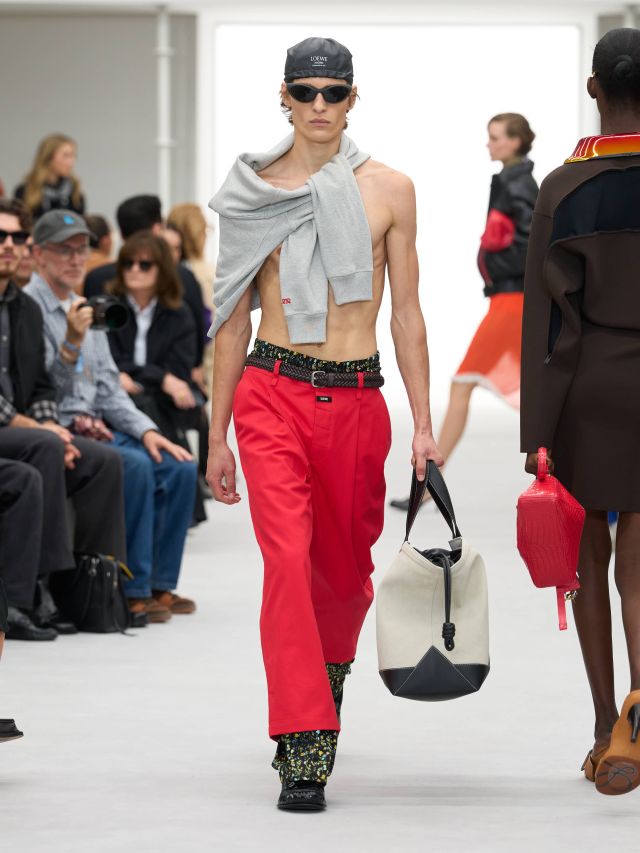 من عرض أزياء LOEWE لربيع وصيف 2027
