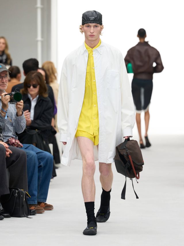 من عرض أزياء LOEWE لربيع وصيف 2027