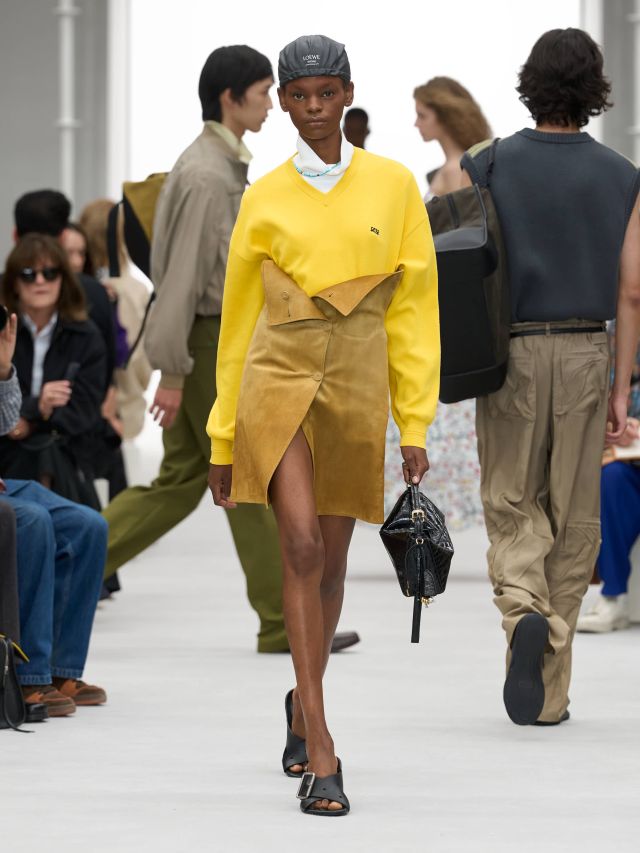 من عرض أزياء LOEWE لربيع وصيف 2027