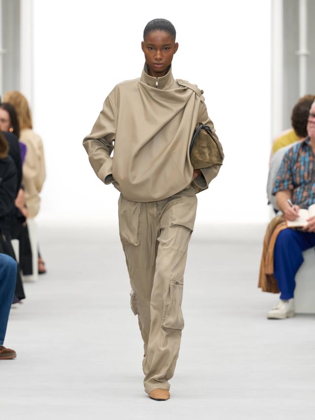 من عرض أزياء LOEWE لربيع وصيف 2027