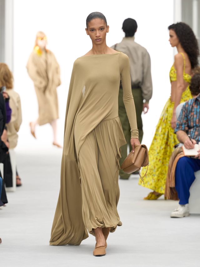 من عرض أزياء LOEWE لربيع وصيف 2027