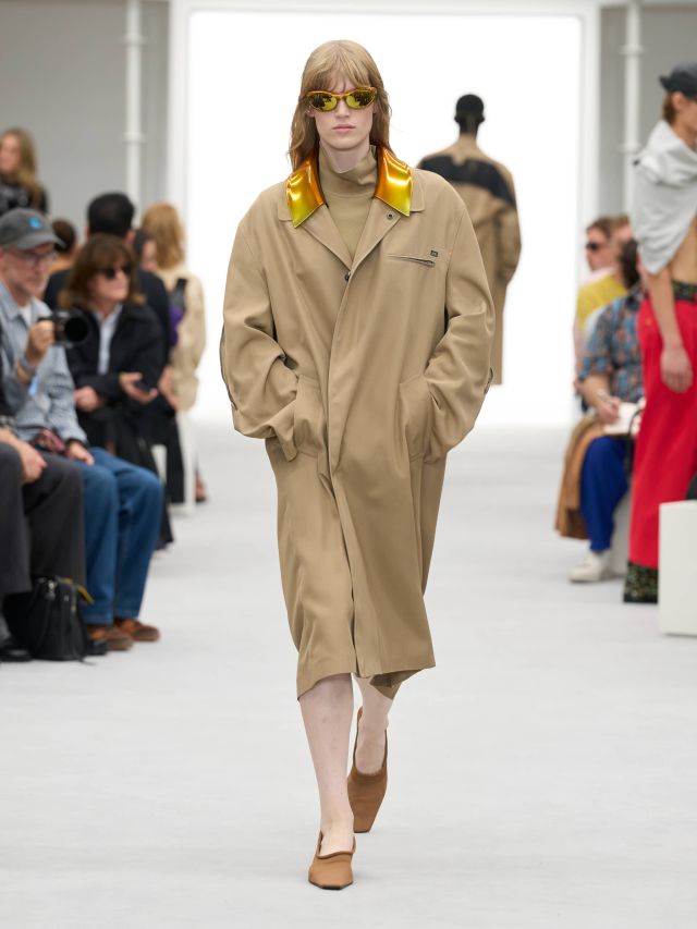 من عرض أزياء LOEWE لربيع وصيف 2027