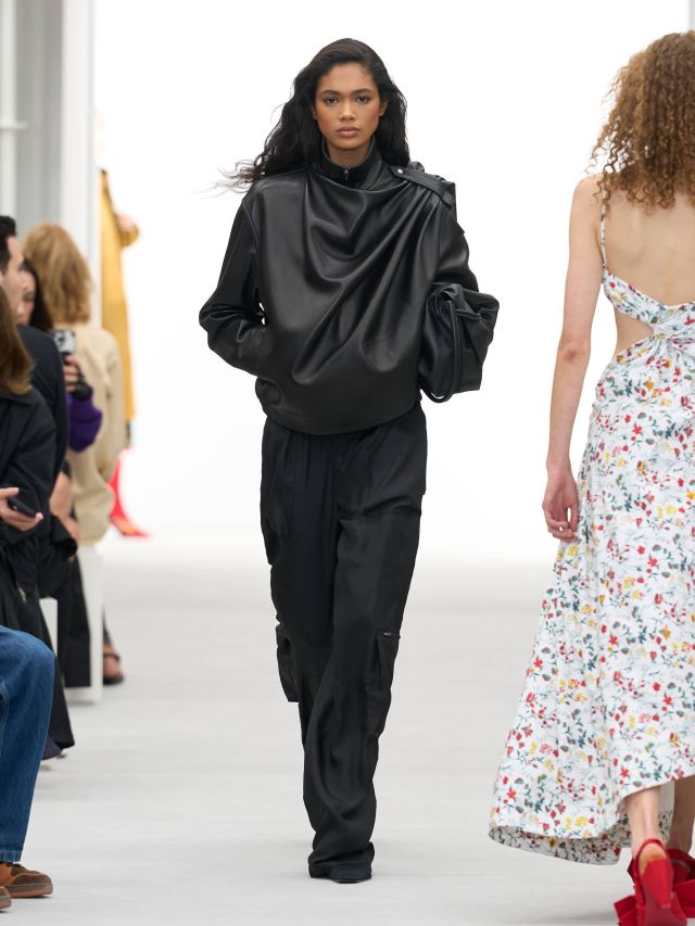 من عرض أزياء LOEWE لربيع وصيف 2027