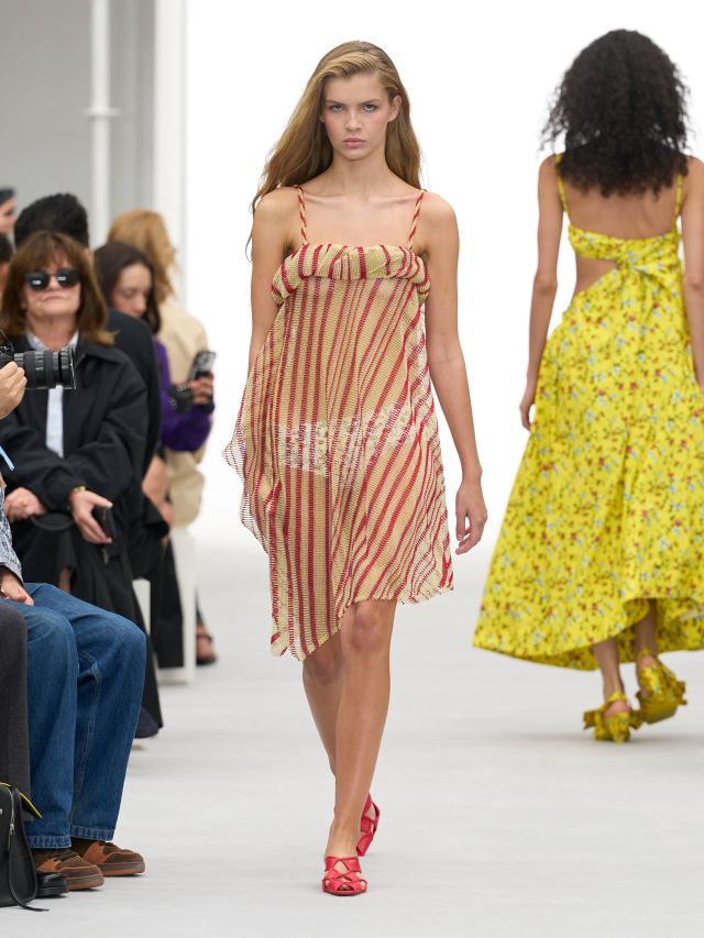 من عرض أزياء LOEWE لربيع وصيف 2027