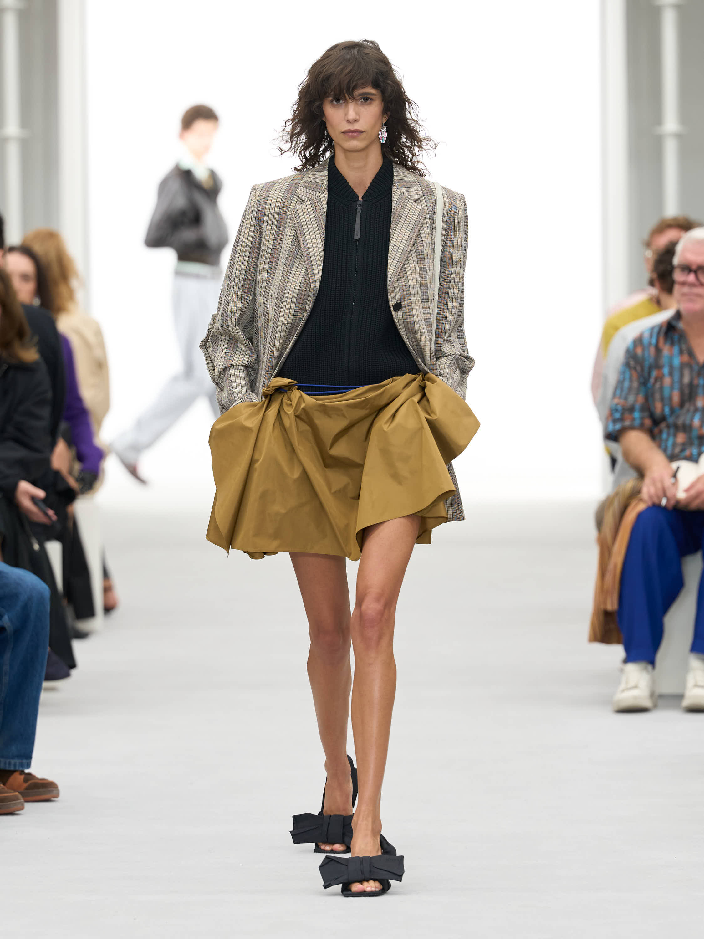 من عرض أزياء LOEWE لربيع وصيف 2027 من عرض أزياء LOEWE لربيع وصيف 2027