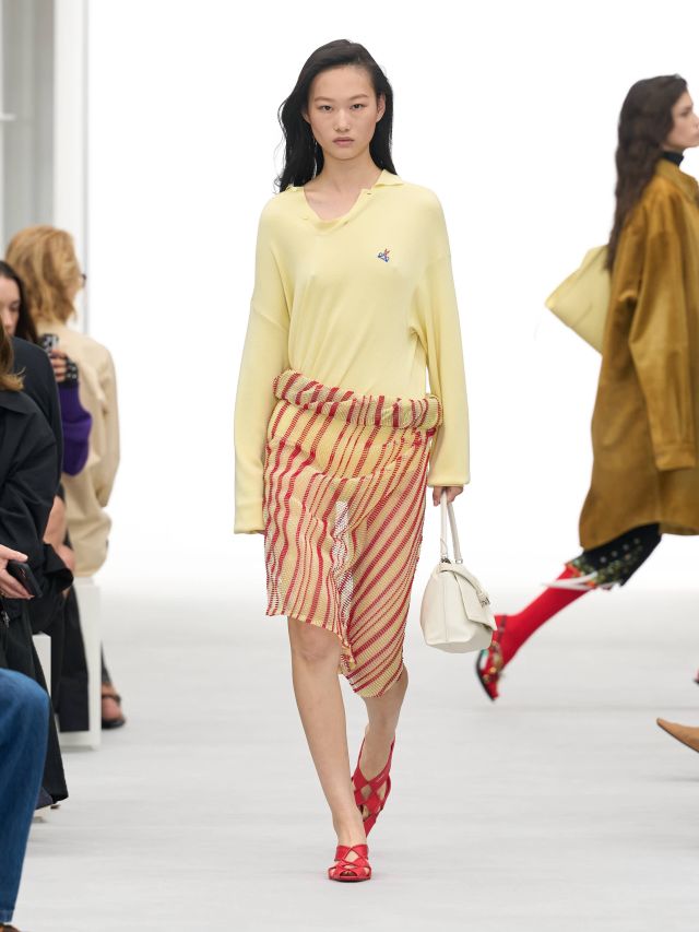من عرض أزياء LOEWE لربيع وصيف 2027