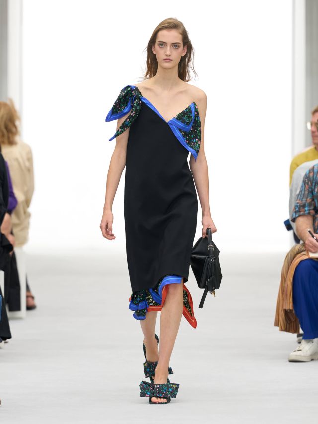 من عرض أزياء LOEWE لربيع وصيف 2027