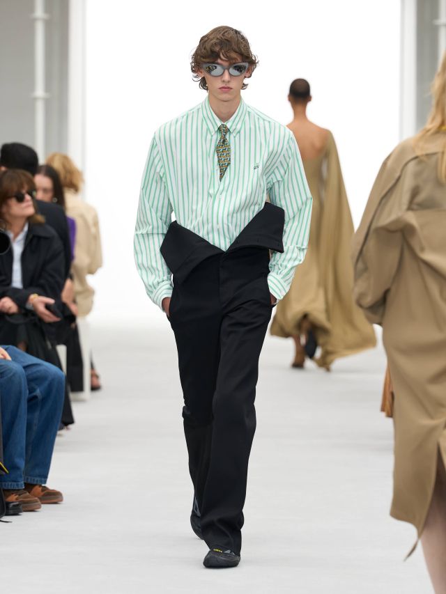 من عرض أزياء LOEWE لربيع وصيف 2027
