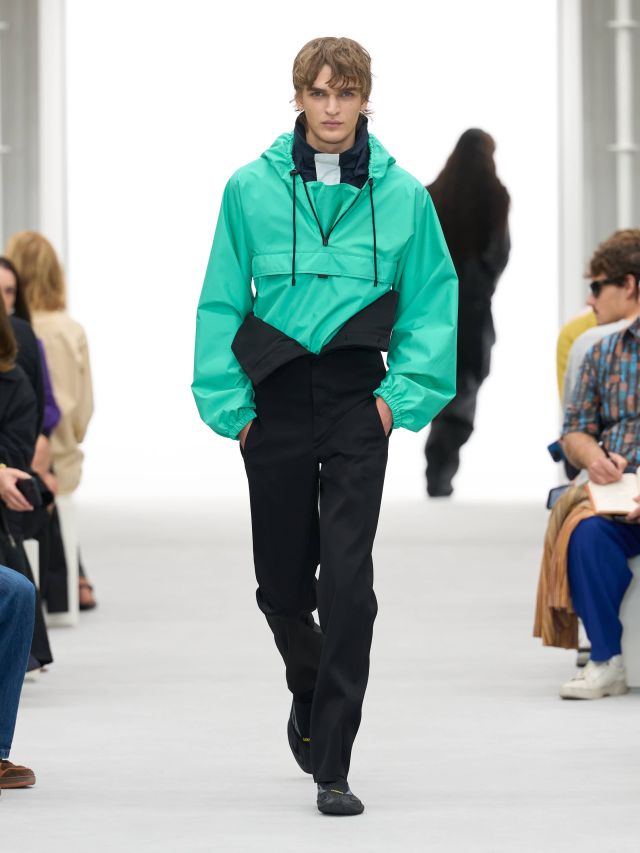 من عرض أزياء LOEWE لربيع وصيف 2027