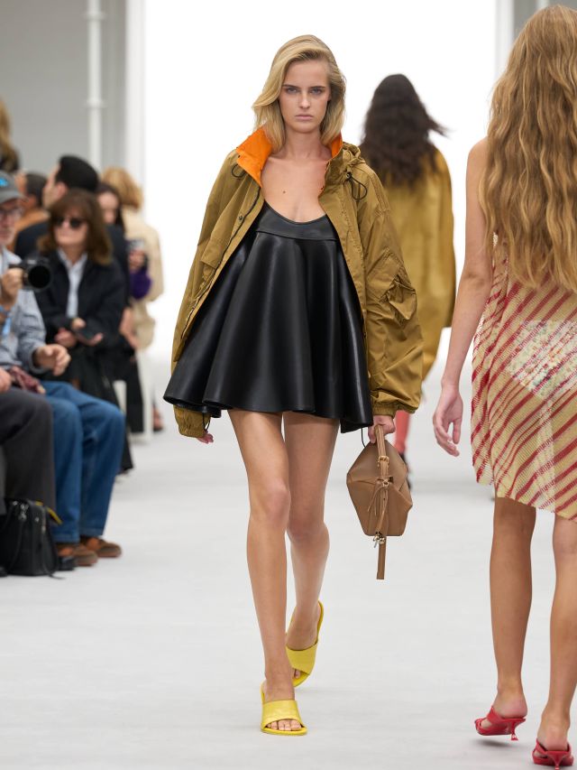 من عرض أزياء LOEWE لربيع وصيف 2027