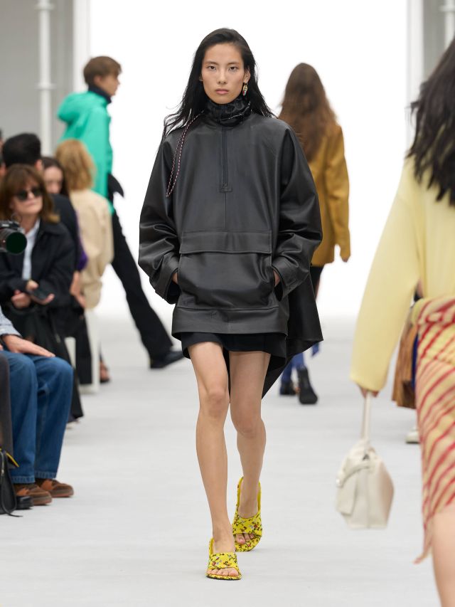 من عرض أزياء LOEWE لربيع وصيف 2027