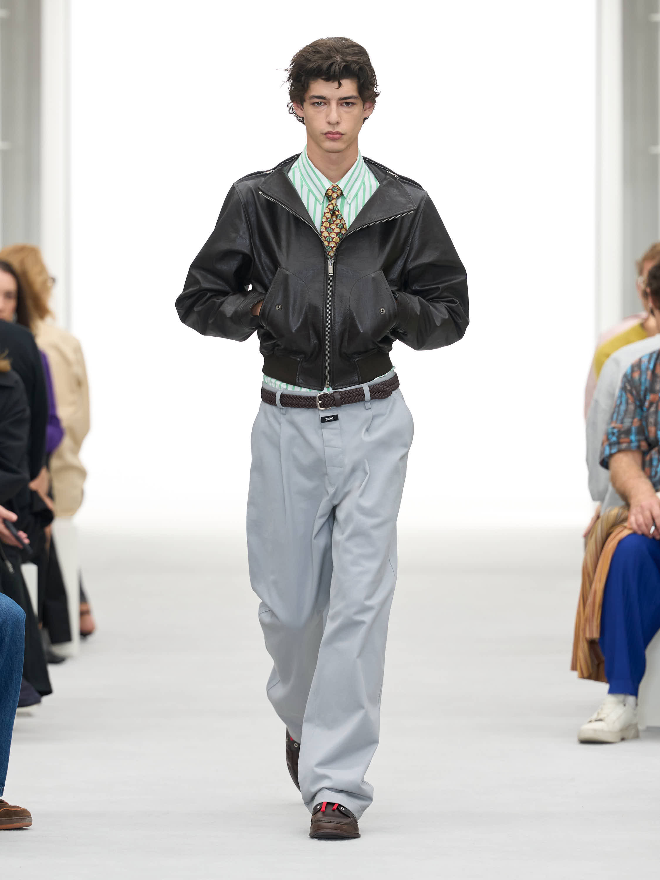 من عرض أزياء LOEWE لربيع وصيف 2027 من عرض أزياء LOEWE لربيع وصيف 2027
