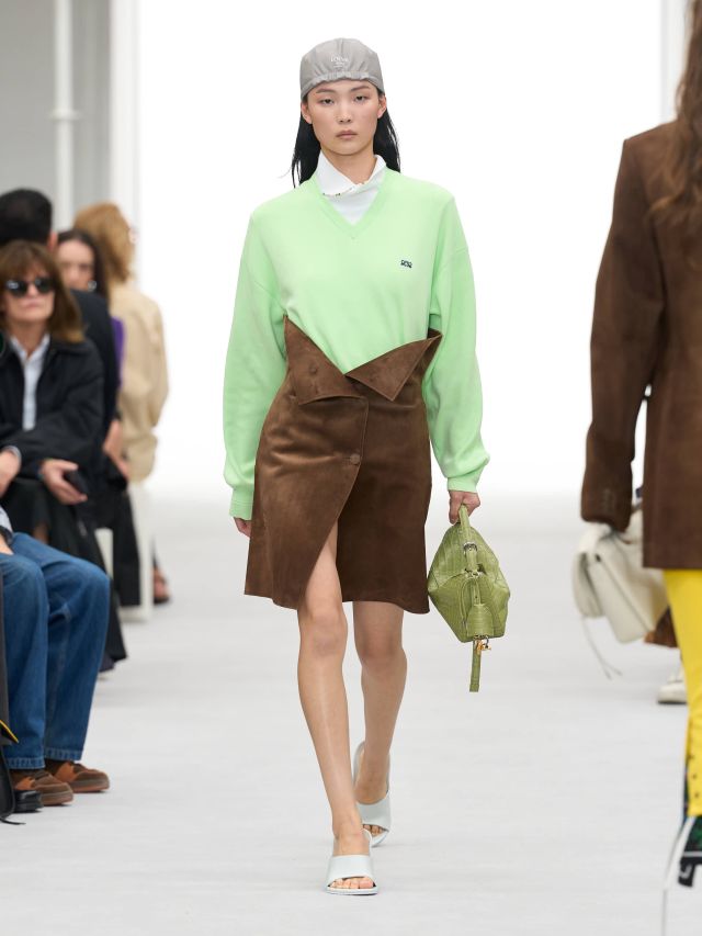 من عرض أزياء LOEWE لربيع وصيف 2027