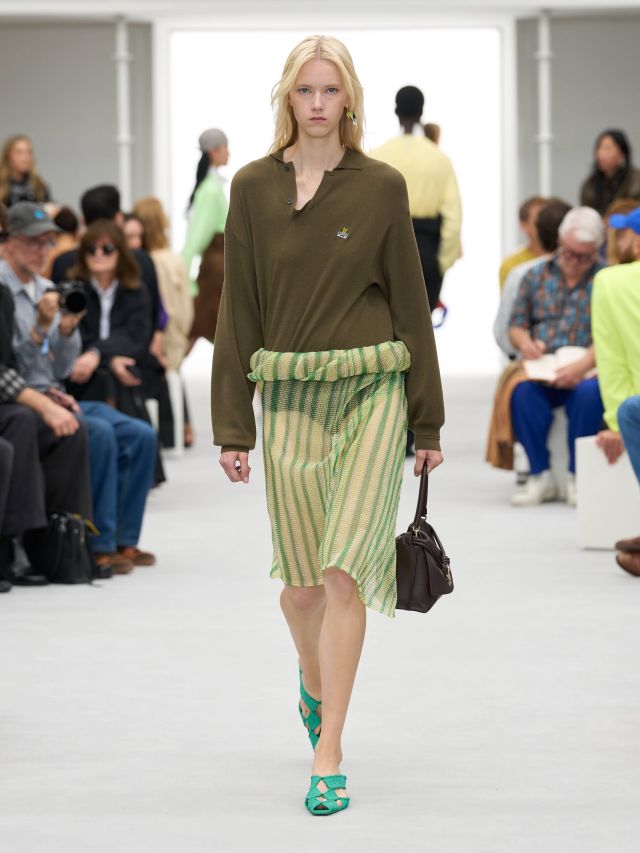 من عرض أزياء LOEWE لربيع وصيف 2027