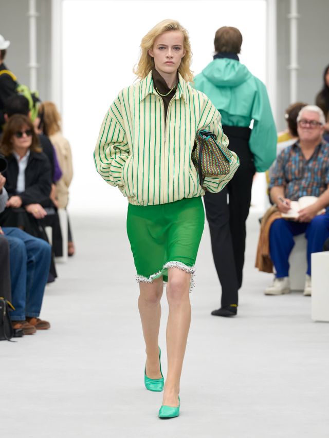 من عرض أزياء LOEWE لربيع وصيف 2027