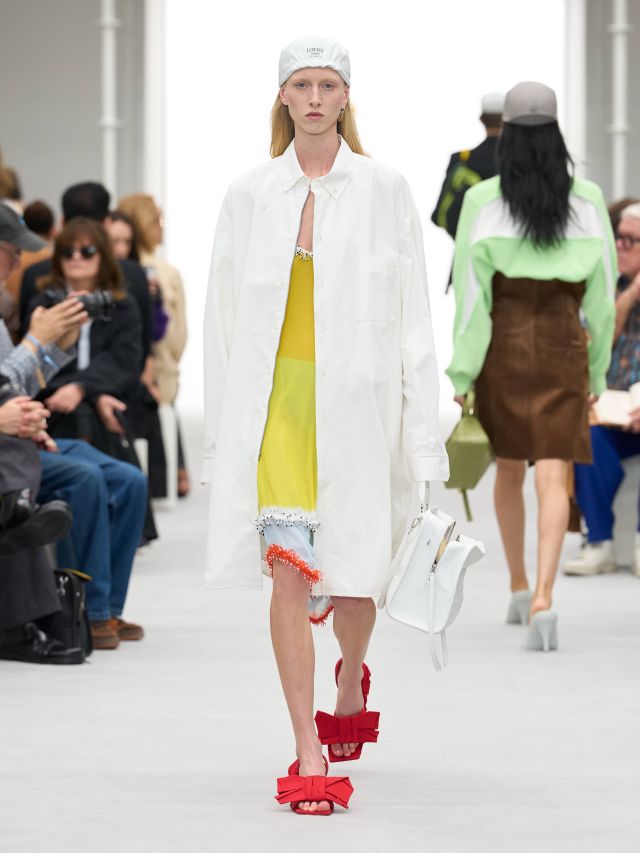 من عرض أزياء LOEWE لربيع وصيف 2027