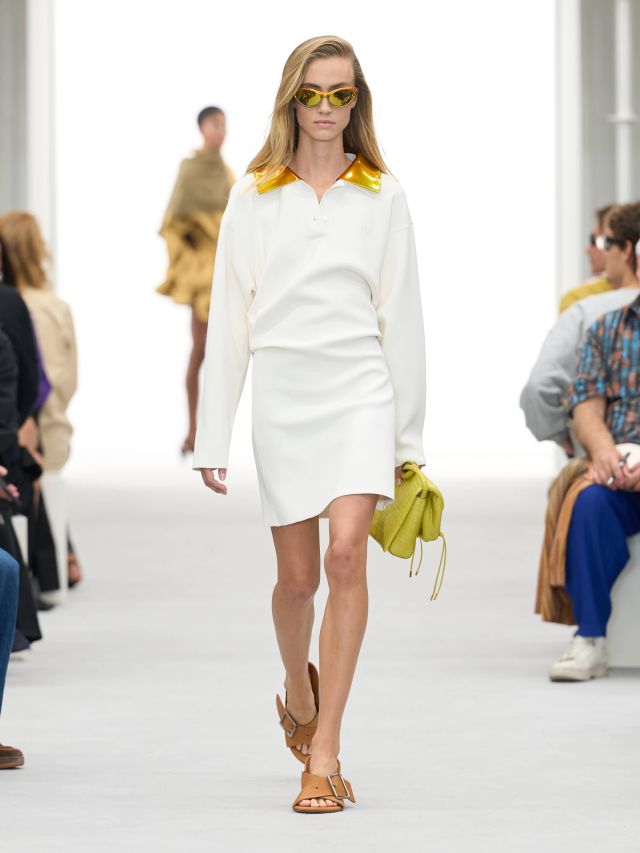 من عرض أزياء LOEWE لربيع وصيف 2027