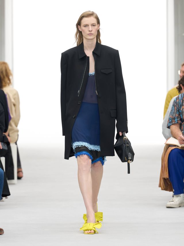 من عرض أزياء LOEWE لربيع وصيف 2027