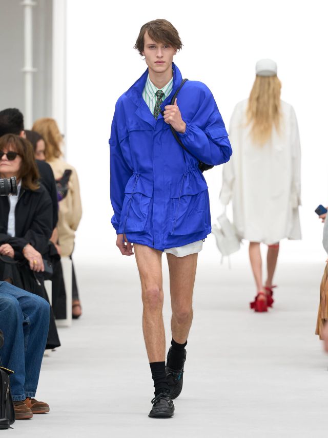من عرض أزياء LOEWE لربيع وصيف 2027