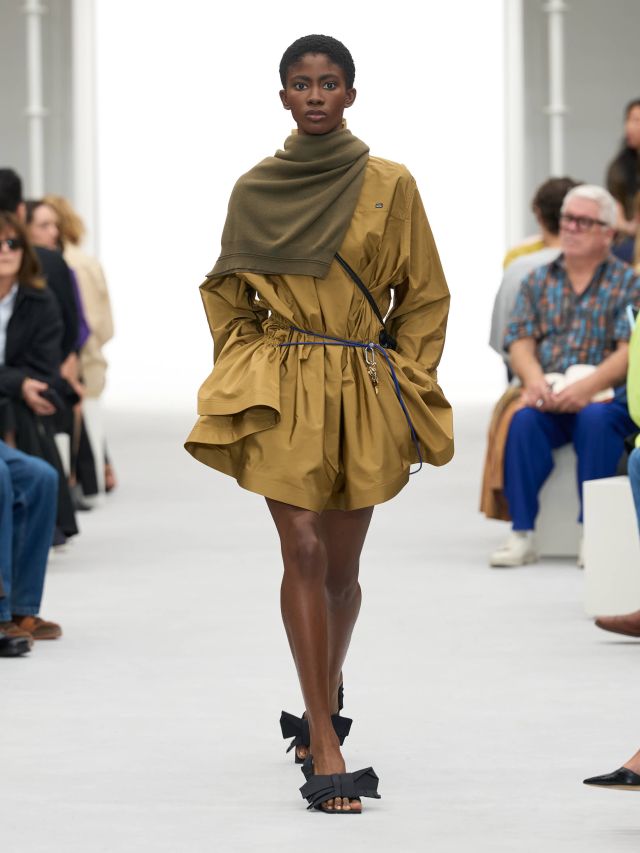 من عرض أزياء LOEWE لربيع وصيف 2027