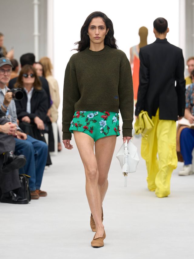 من عرض أزياء LOEWE لربيع وصيف 2027