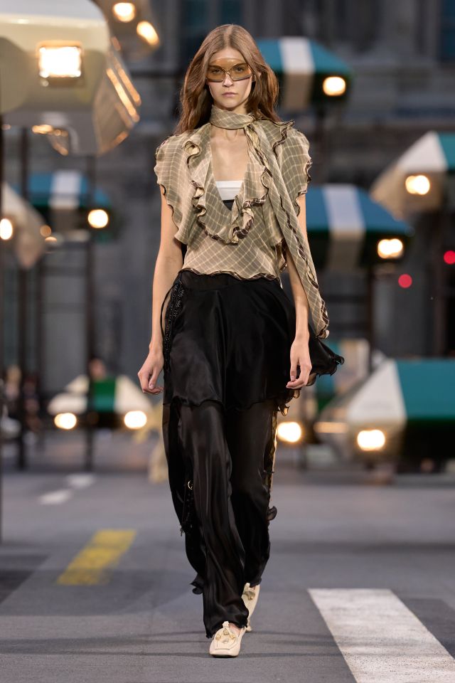 من عرض أزياء LOUIS VUITTON لربيع وصيف 2027