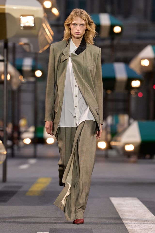 من عرض أزياء LOUIS VUITTON لربيع وصيف 2027