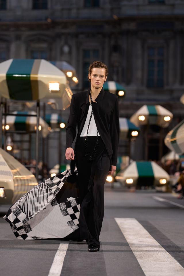 من عرض أزياء LOUIS VUITTON لربيع وصيف 2027