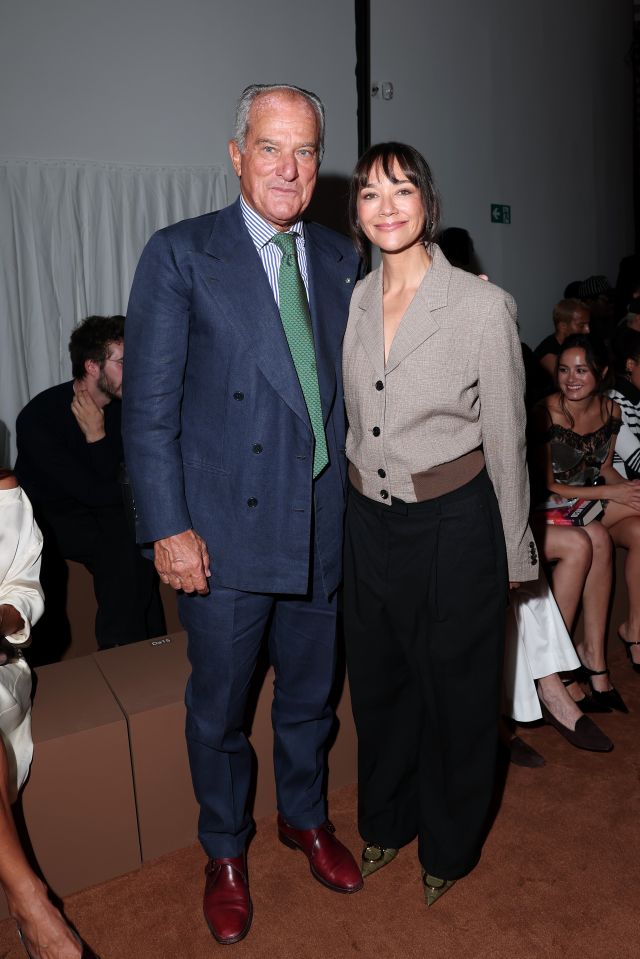 Leonardo Ferragamo و Rashida Jones في عرض Ferragamo لربيع وصيف 2027