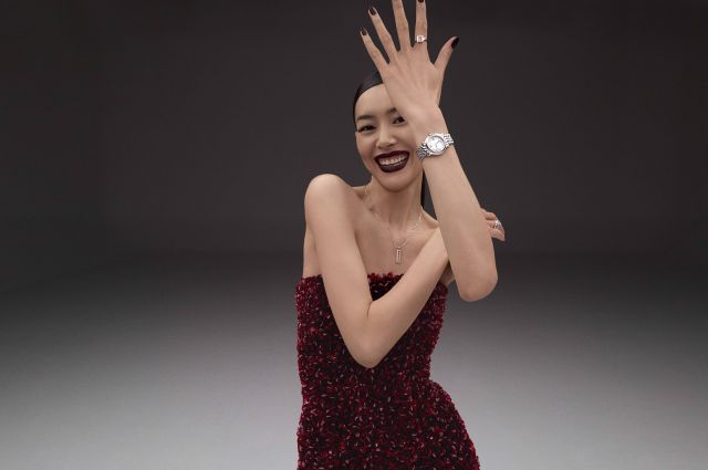 ليو وين تخطف الأنظار بمجوهرات Happy Diamonds من شوبارد