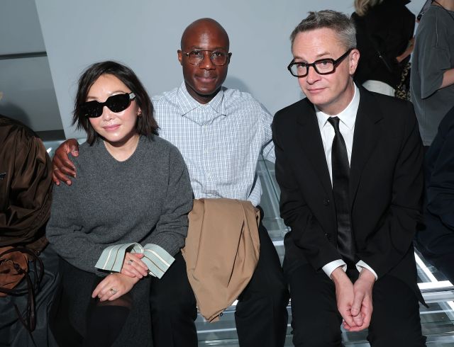 Lulu Wang وBerry Jenkins وNicolas Winding Refn في عرض Prada لربيع وصيف 2027