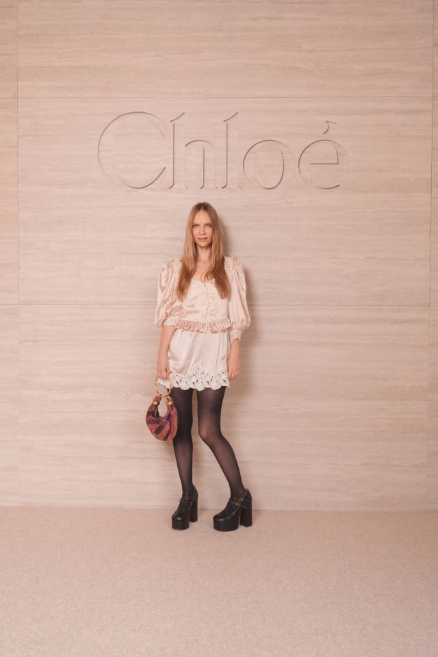 Mary Komasa في عرض Chloé لصيف 2027