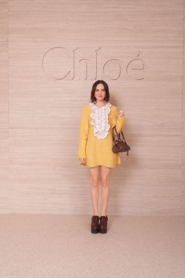 Maude Apatow في عرض Chloé لصيف 2027