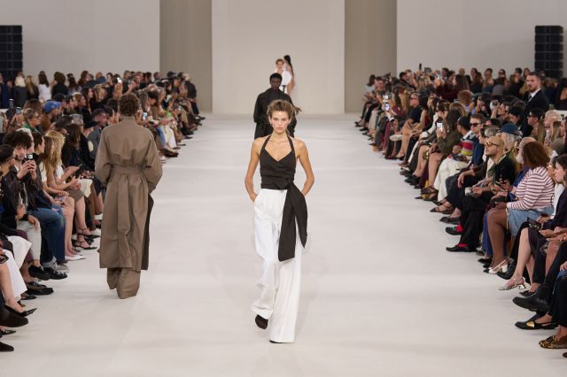 مشهد من عرض Max Mara لربيع وصيف 2027