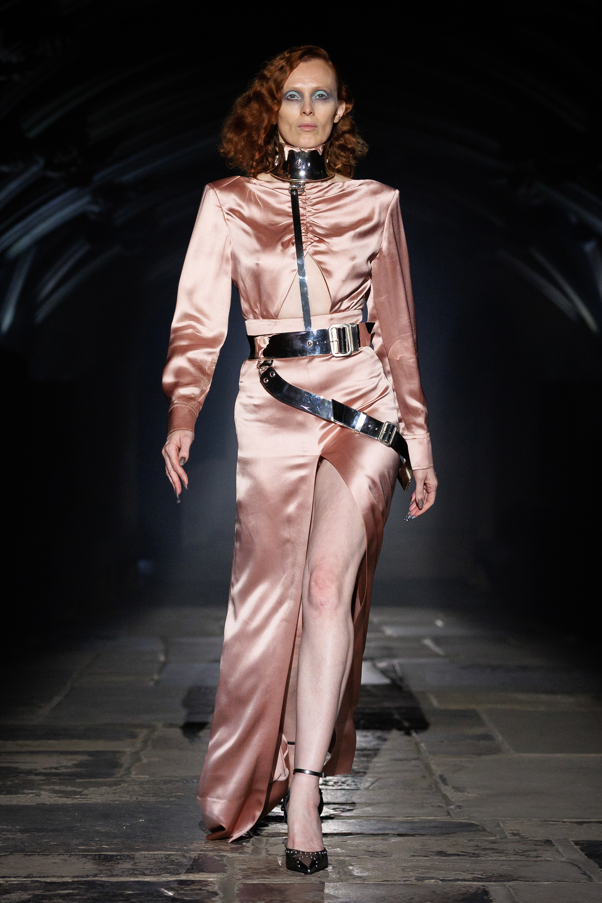 من مجموعة أزياء McQueen لربيع وصيف 2027