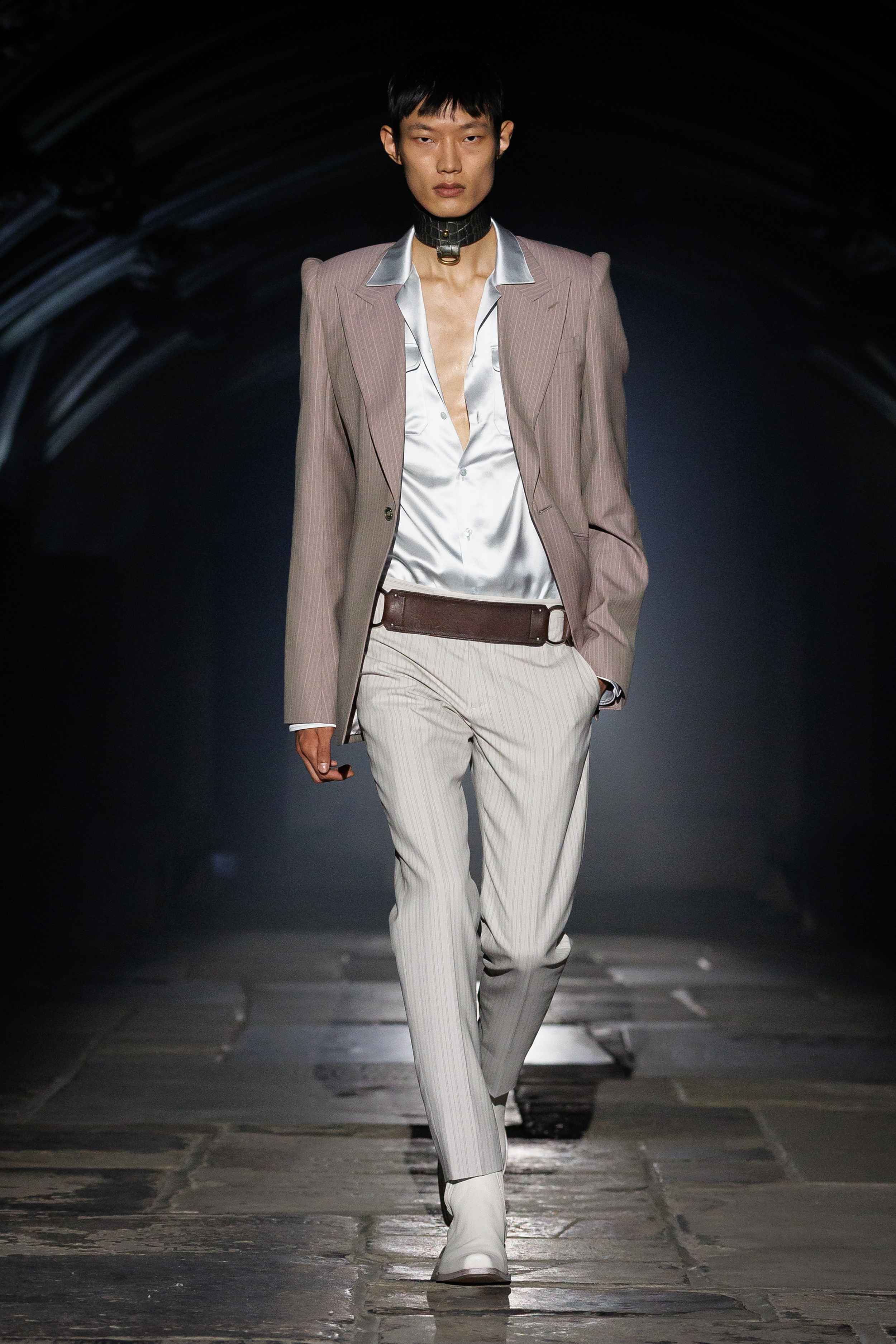 من مجموعة أزياء McQueen لربيع وصيف 2027