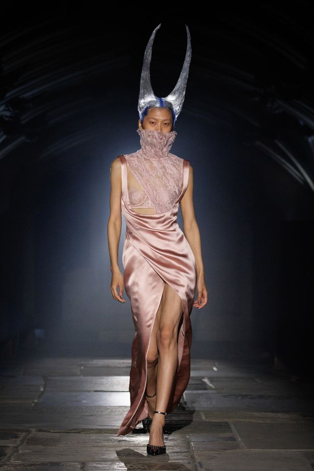 من مجموعة أزياء McQueen لربيع وصيف 2027