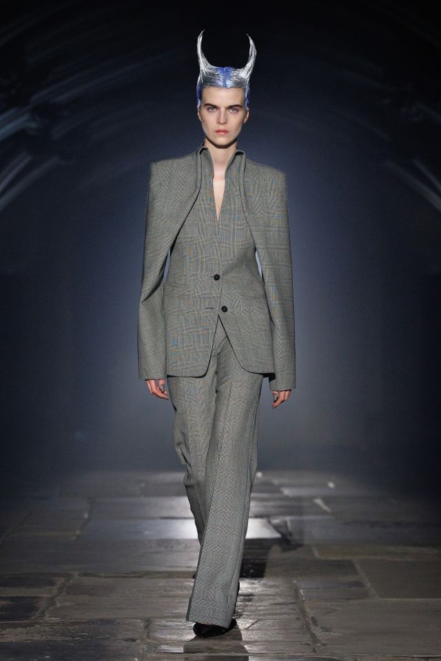 من مجموعة أزياء McQueen لربيع وصيف 2027