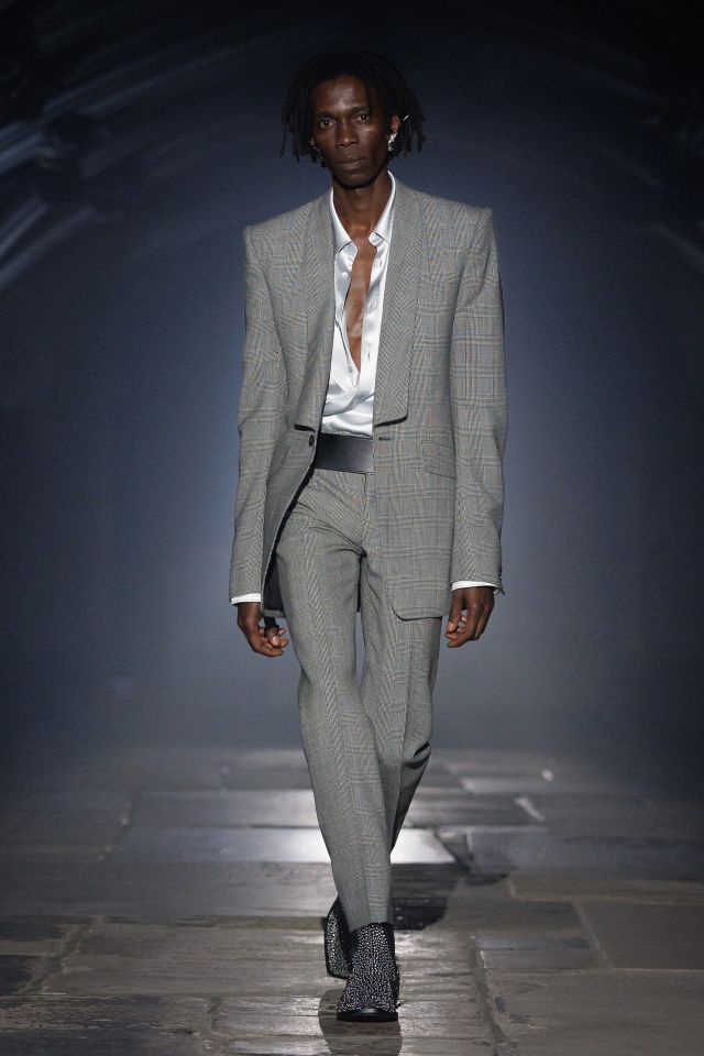 من مجموعة أزياء McQueen لربيع وصيف 2027