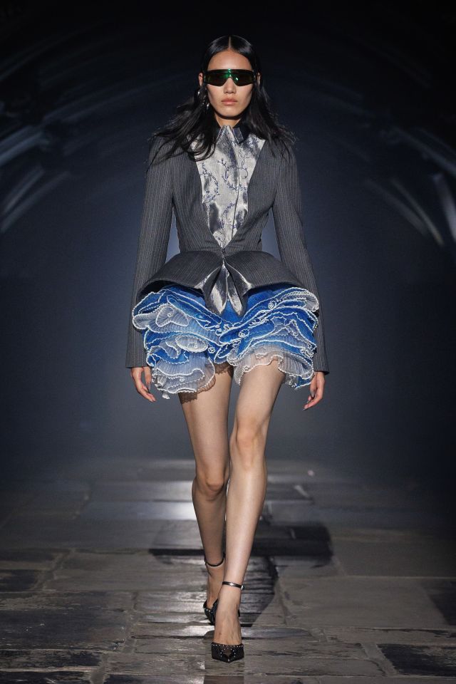 من مجموعة أزياء McQueen لربيع وصيف 2027