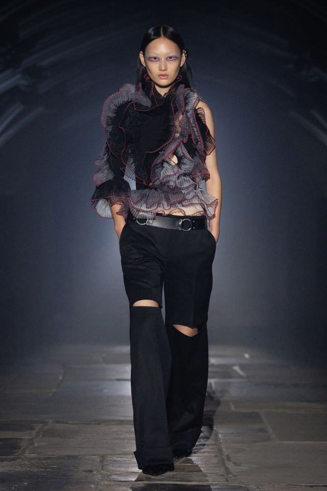 من مجموعة أزياء McQueen لربيع وصيف 2027