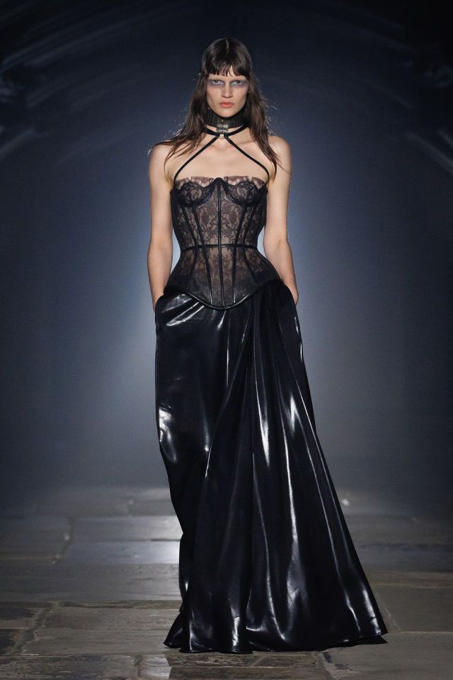 من مجموعة أزياء McQueen لربيع وصيف 2027