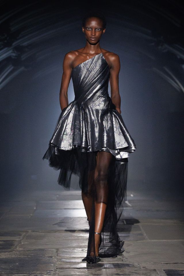 من مجموعة أزياء McQueen لربيع وصيف 2027