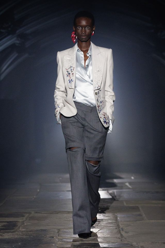 من مجموعة أزياء McQueen لربيع وصيف 2027
