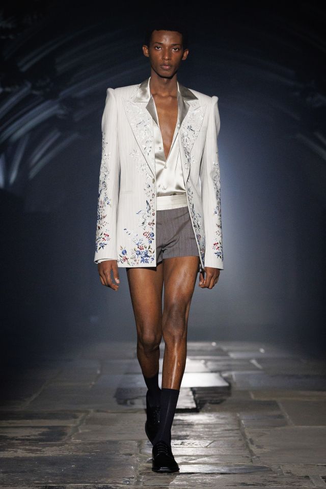 من مجموعة أزياء McQueen لربيع وصيف 2027
