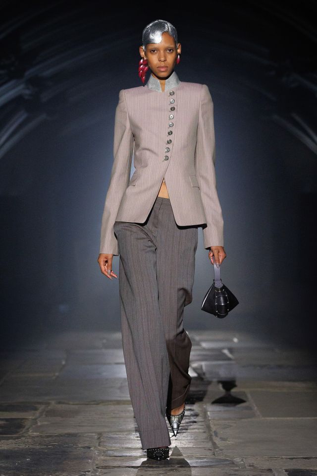من مجموعة أزياء McQueen لربيع وصيف 2027