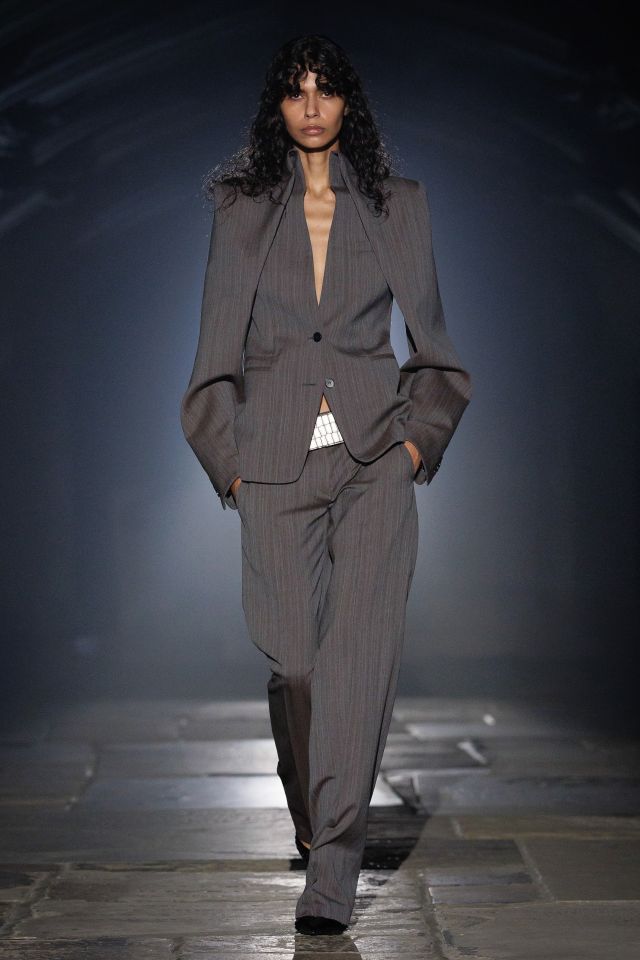 من مجموعة أزياء McQueen لربيع وصيف 2027