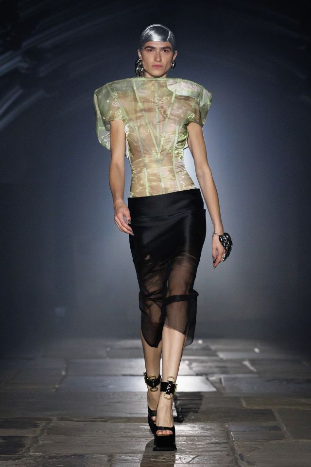 من مجموعة أزياء McQueen لربيع وصيف 2027